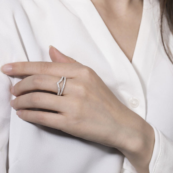 Anillo V-Row de Plata 925 con Moissanita Engastada