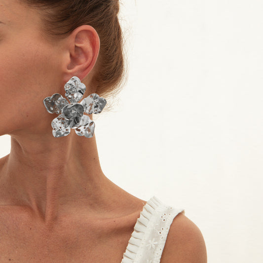 Aretes de Flor Plisada en Metal Líquido