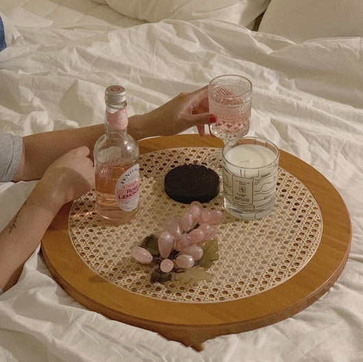 Juego de Té Artesanal con Bandeja Redonda de Madera y Ratán - Image 4