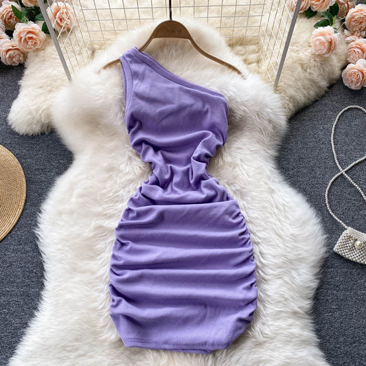 Vestido Tubo Plisado con Hombro Inclinado - Diseño Elegante en Colores Sólidos