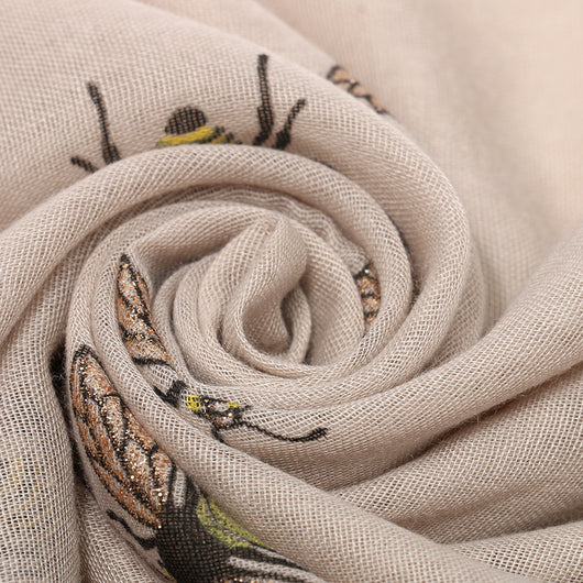 Pañoleta Protectora con Estampado de Abejas - Protección Solar y Calidez para Viajes - Image 8