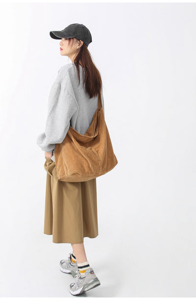 Bolsa Bandolera de Pana Espaciosa Minimalista y Casual - Image 18