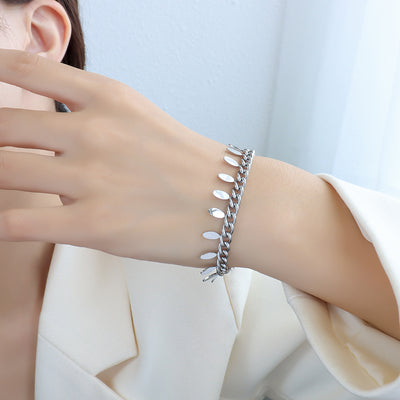Pulsera de Cadena Elegante con Hoja y Borla - Image 3