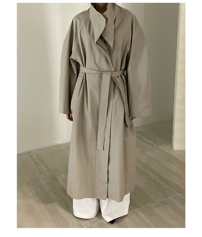 Gabardina Larga de Cuello Alto con Diseño Versátil y Elegancia Contemporánea - Image 13