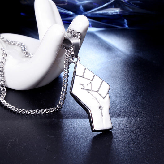 Collar Colgante Puño de Oro en Acero Titanio para Hombre - Image 11