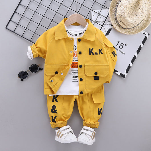 Conjunto de 3 Piezas: Chamarra Estilo Letras, Camiseta Manga Larga y Jeans - Image 8