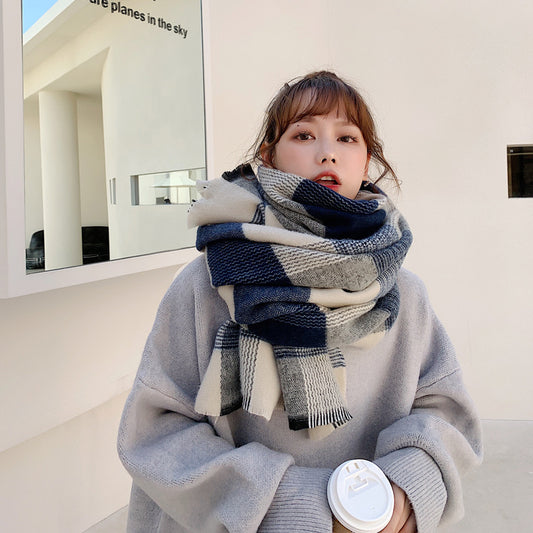 Bufanda Cuadriculada Blanca y Azul Estilo Japonés para Mujer - Image 2