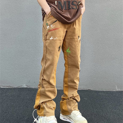 Pantalones Khaki Micro Acampanados con Estampado Graffiti Salpicado