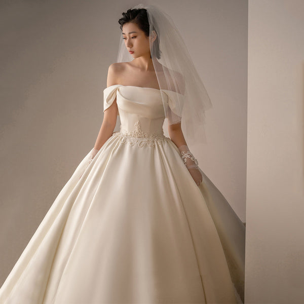 Vestido de Novia Retro Satinado con Hombros Descubiertos y Cola Elegante