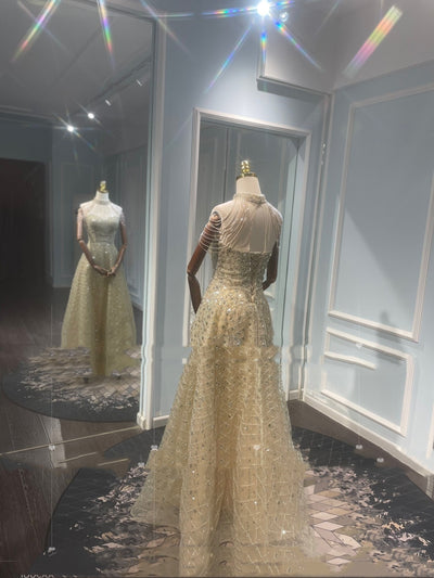 Vestido de Noche Dorado Lujo con Detalle en Cuello - Image 6