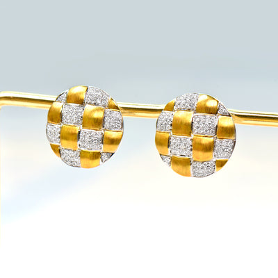 Aretes de Oro 18K con Diamantes - Diseño Trenzado y Acabado Cepillado - Image 3