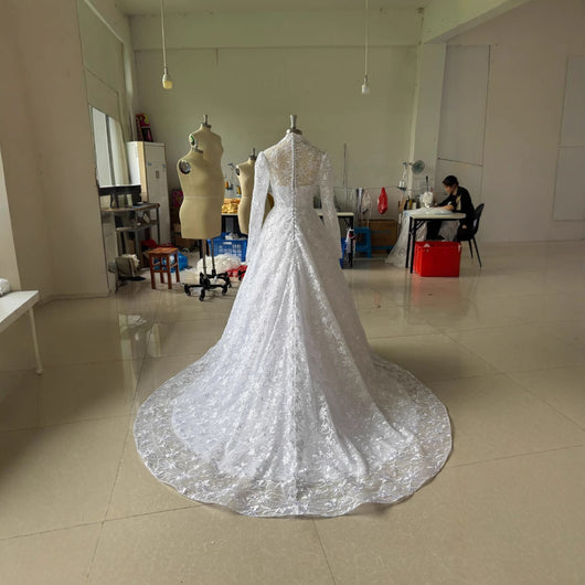 Vestido de Novia Largo con Mangas Bordadas y Cola - Image 5