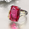Anillo de Piedra Roja con Dos Tonos Dorado y Negro