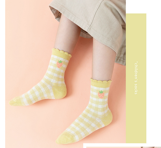 Calcetines Infantiles Cuadros Franceses Fresa con Diseño Cartoon - Image 5
