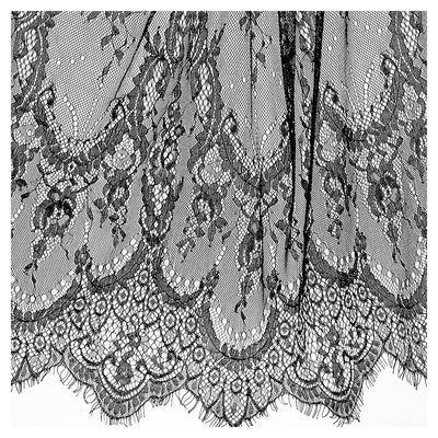 Conjunto de Encaje con Pestaña y Tela de Encaje en Negro y Blanco - Image 4