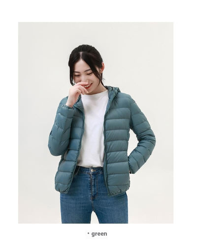 Chaqueta Corta Acolchada de Plumón para Mujer con Capucha y Cuello Alto - Image 22