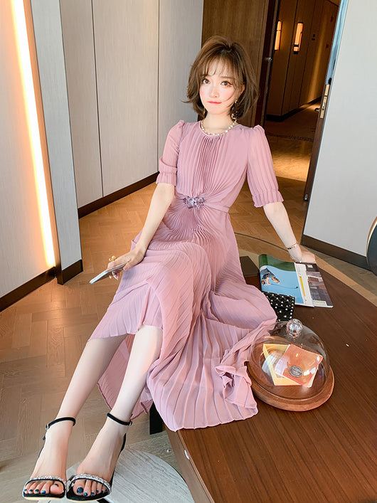 Vestido Elegante con Pliegues y Detalle Floral en la Cintura - Image 12