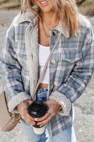 Chaqueta Camisa Patchwork Cuadros con Cuello Sherpa Azul Cielo y Bolsillo - Image 9