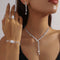 Conjunto de Joyería Elegante: Collar, Aretes y Pulsera