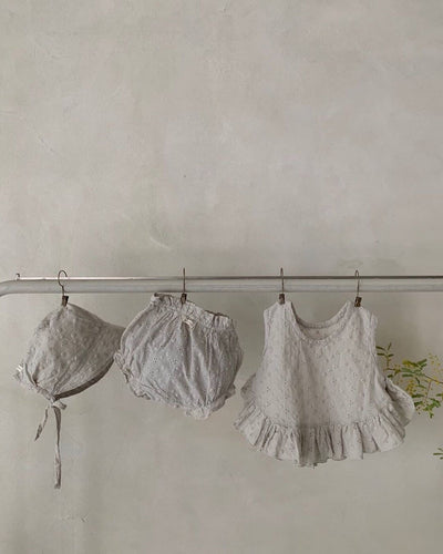 Conjunto de Tres Piezas Infantil con Chaleco Bordado, Shorts y Gorro - Image 3
