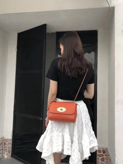 Bolso Bandolera de Cuero con Cadena - Diseño Versátil de Color Sólido - Image 9