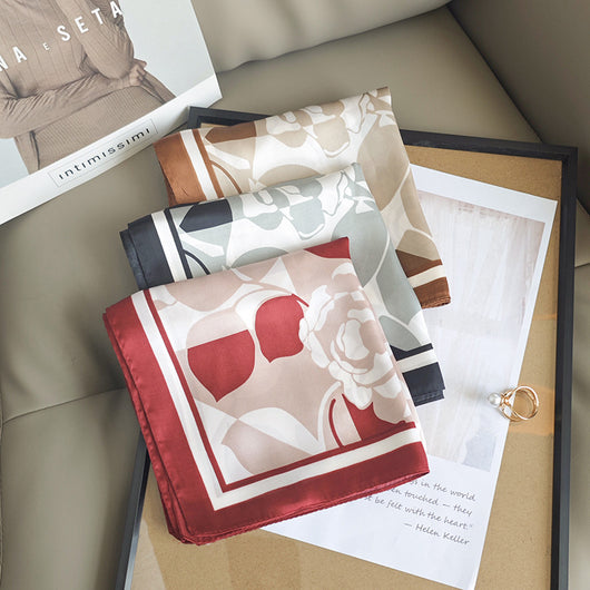 Pañuelo Cuadrado para Mujer con Estampado Floral Fresco y Diseño Minimalista