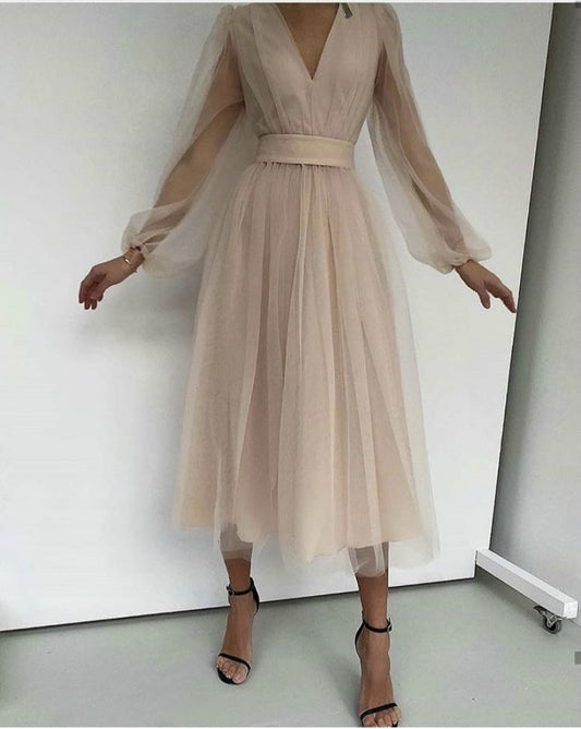 Vestido Largo Ajustado con Escote Profundo y Mangas Puff de Malla - Image 2