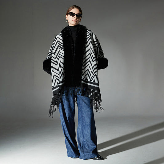 Chal Elegante con Cuello de Piel Jacquard Negro y Gris