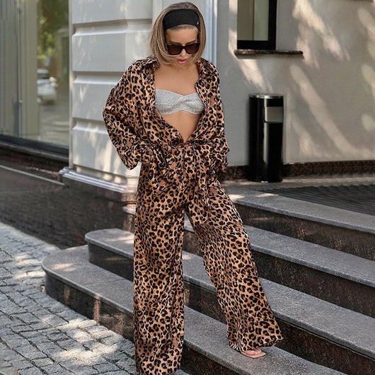 Conjunto Leopardo Elegante: Blusa Manga Larga y Pantalón Coordinado