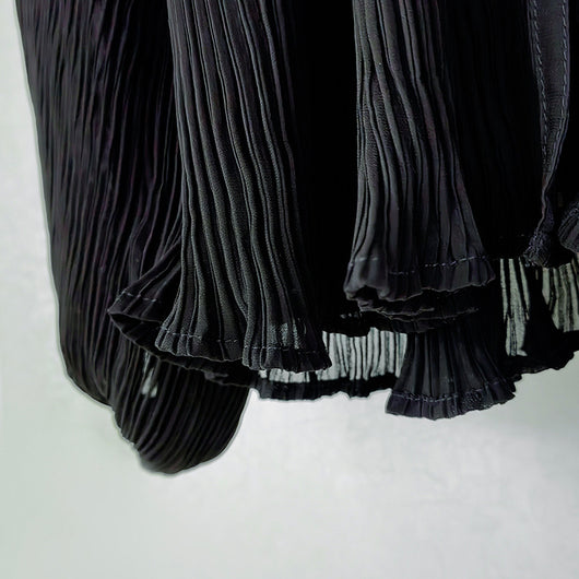 Blusa Elegante con Cuello Volante, Cordones y Mangas Farol Plisadas - Image 14