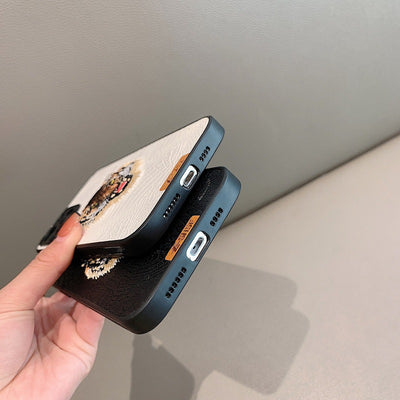 Funda para Teléfono de Cuero con Cabeza de Tigre Bordada - Image 16
