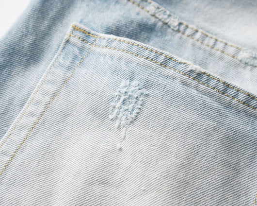 Shorts de Mezclilla Desgastados con Cortes y Detalles Felino - Image 8