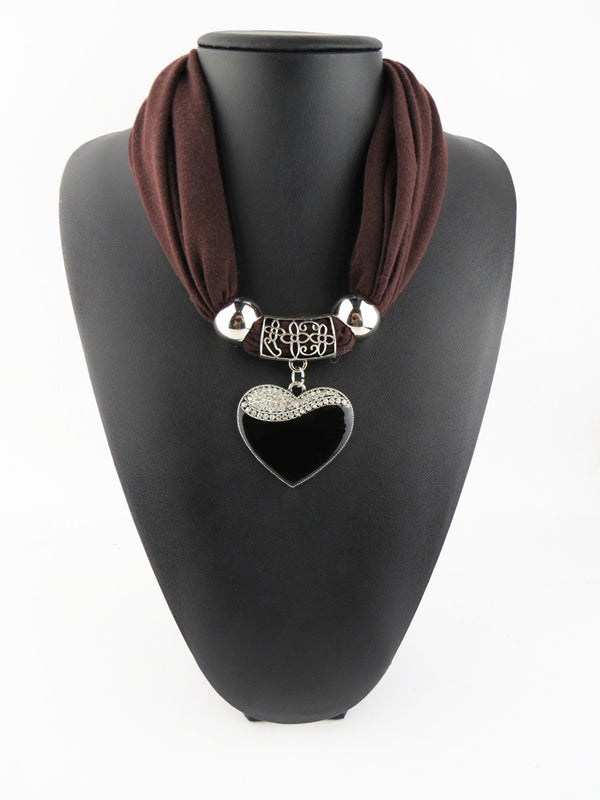 Pañuelo Elegante con Dije de Corazón para Mujer - Image 3