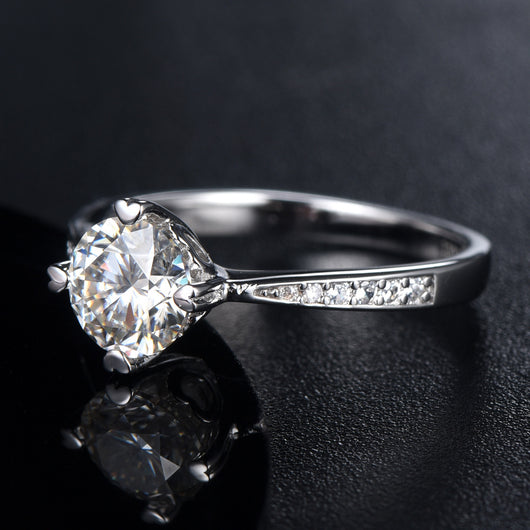 Anillo de Moissanita Clásico de Cuatro Puntas para Mujer - Image 3