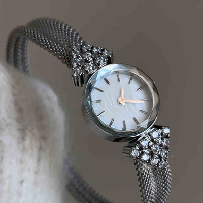 Reloj Retro Dorado con Correa Tejida para Mujer - Diseño Clásico Redondo Pequeño - Image 3