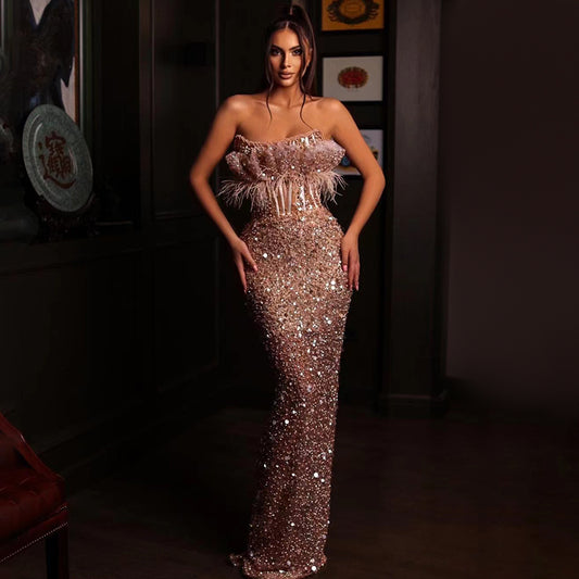 Vestido Strapless con Lentejuelas, Plumas y Detalles Calados