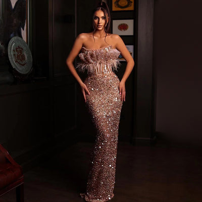 Vestido Strapless con Lentejuelas, Plumas y Detalles Calados
