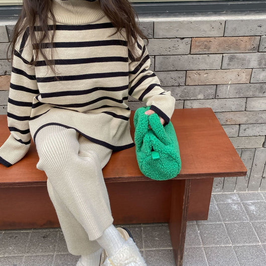 Conjunto Infantil: Suéter de Cuello Alto Rayado + Pantalón Tejido