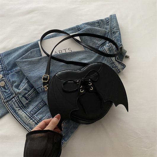 Bolso Bandolera con Diseño de Alas de Murciélago y Corazón - Image 9