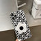 Funda para Celular con Diseño de Celosía Floral en Blanco y Negro