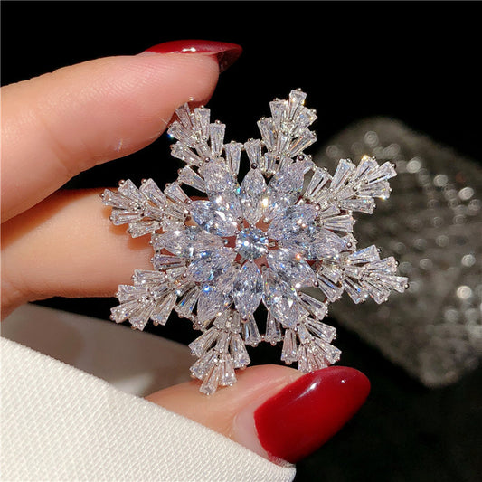 Broche Copo de Nieve Multicapa de Circonia para Mujer