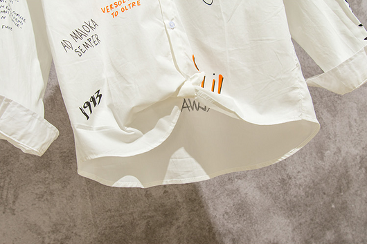 Playera Blanca Hombre Estilo Hong Kong con Estampado Graffiti - Image 14