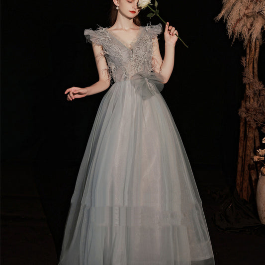 Vestido Largo Gris con Plumas para Mujer