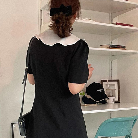 Vestido Elegante con Cuello Contrastado y Detalle de Perlas - Image 4