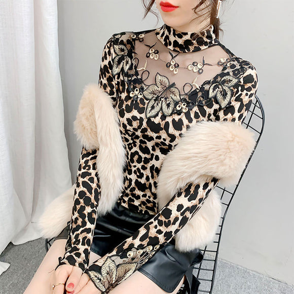 Blusa Estilo Occidental Estampado Leopardo con Encaje Bordado