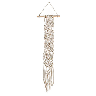 Tapiz Bohemio con Patrones Tejidos y Joyería Minimalista