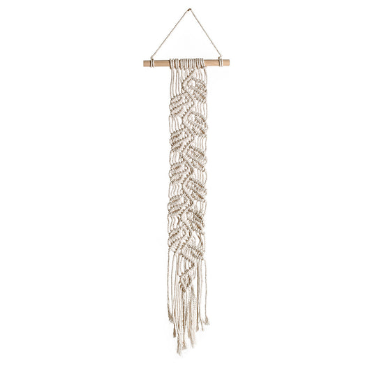 Tapiz Bohemio con Patrones Tejidos y Joyería Minimalista