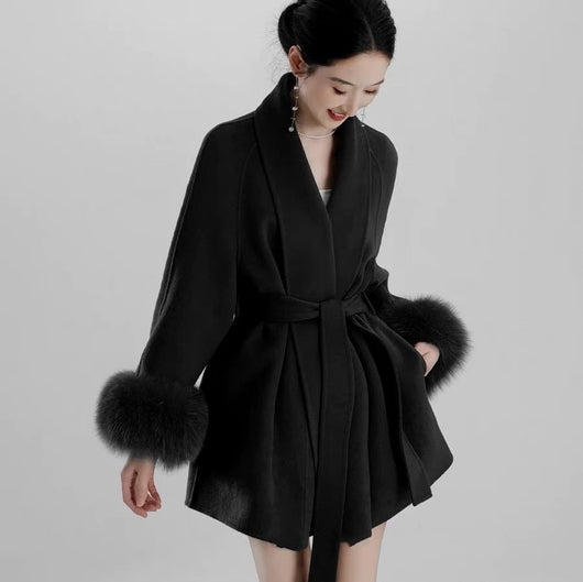 Abrigo Corto Elegante de Cashmira Reversible con Cuello de Zorro Negro - Image 2