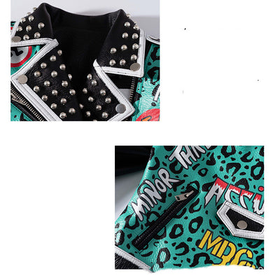 Chaqueta de Cuero Biker con Estampado Graffiti Punk y Insignias Contrastantes - Image 10