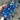 Primer plano del detalle del ojo turco azul impreso en alta definición sobre la funda de silicona TPU Crazyarte para iPhone.